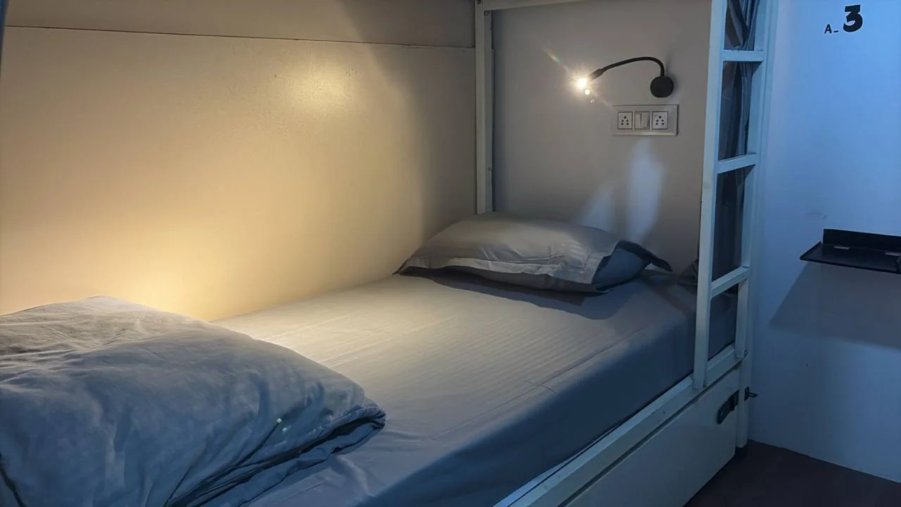 Individual bed, reading light and charging socket in the four-bed dormitory at Half Orange